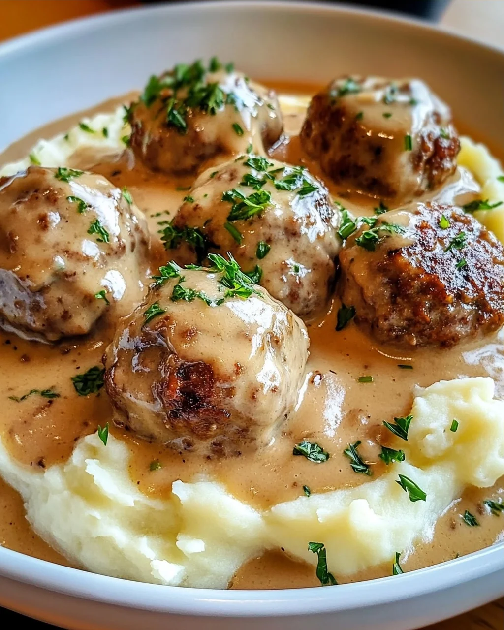 Hackbällchen in cremiger Sauce mit Kartoffelpüree