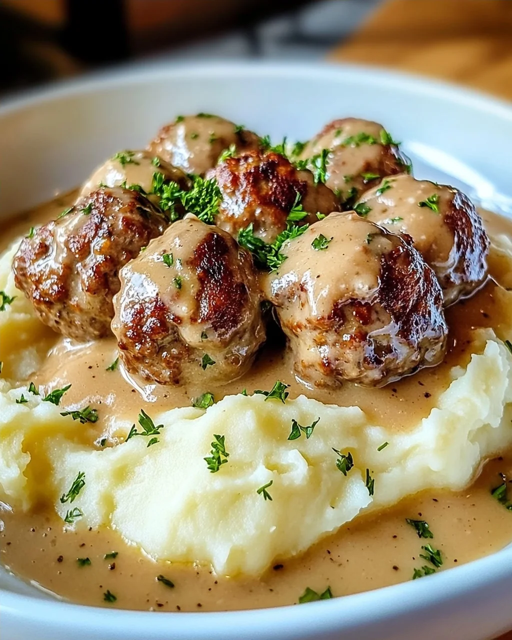 Hackbällchen in cremiger Sauce mit Kartoffelpüree