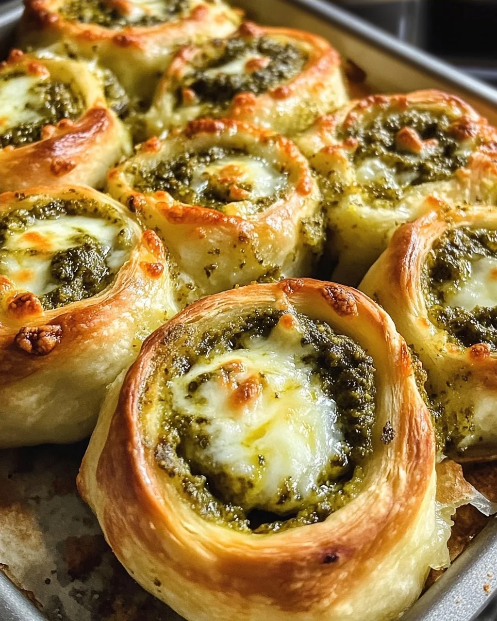 Pizzaschnecken mit Pesto und Mozzarella